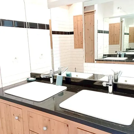 Avec Jardin Et Piscine A Lejlighed