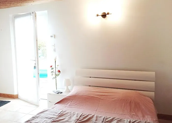 Avec Jardin Et Piscine A *